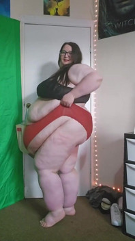 Culona giganta caminando en bragas rojas apretadas