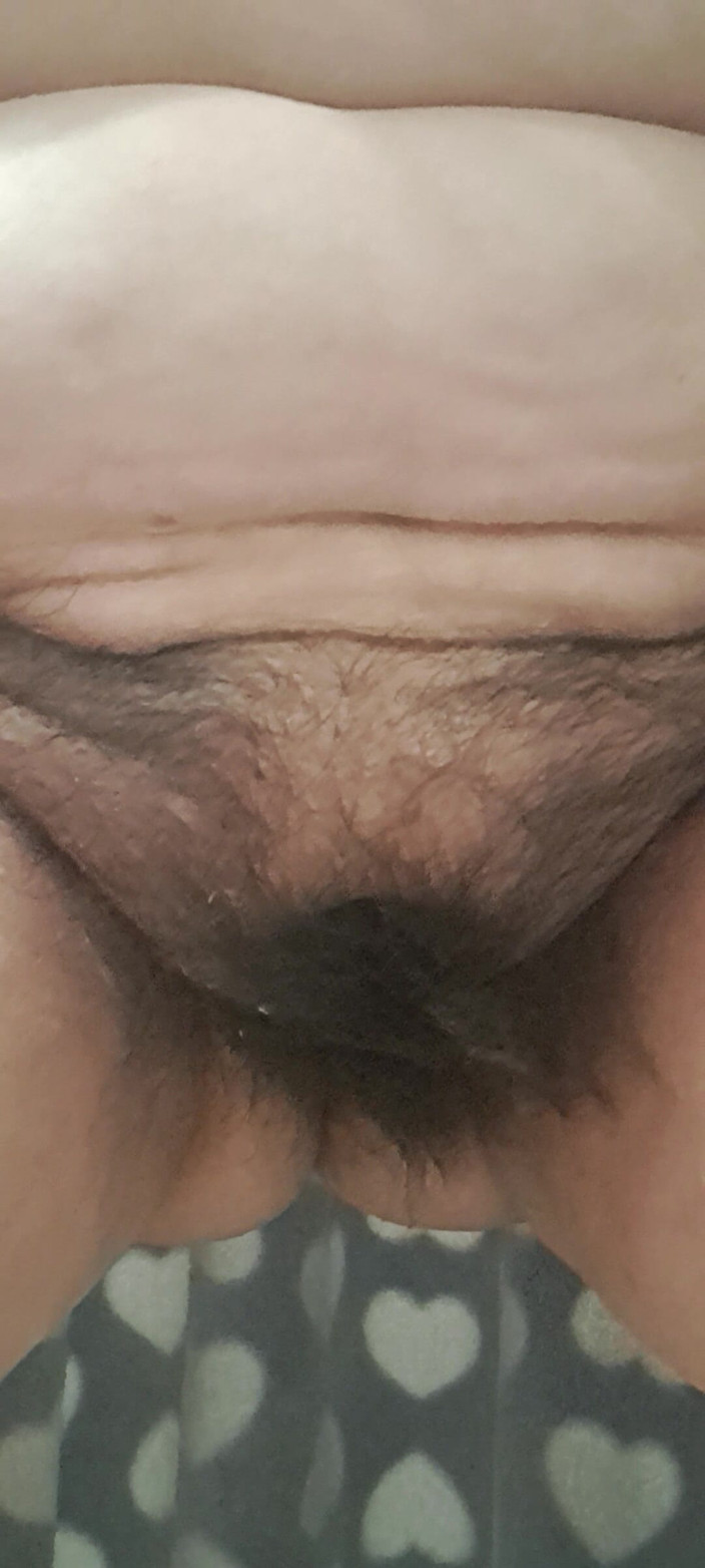 Mommy big hairy pussy: I gocciola le urine sulla sua figa peli
