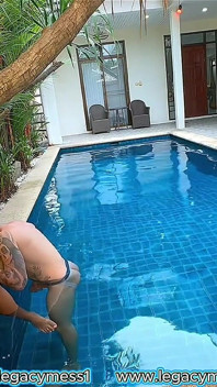 Za kulisami trójkąt odkryty basen z dwoma sexy hung asian shemales jebanie duży tyłek