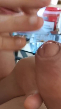彼の包皮をゆっくり弄び、パートナーの友達のチンポのチンポを使って