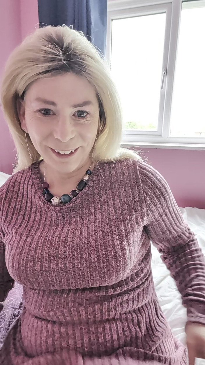 NikkiGee: Scopami il culo, fammi venire!