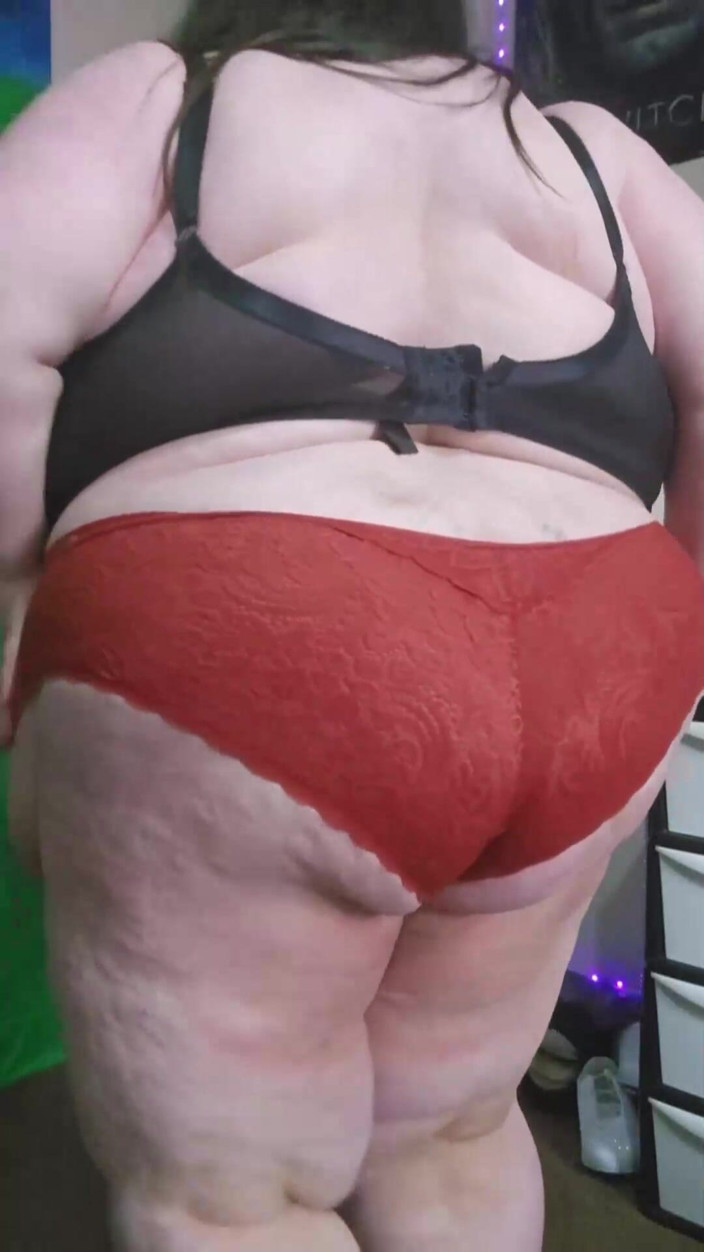 SSBBWLadyBrads: SSBBW Obryně chodí v těsných červených kalhotkách