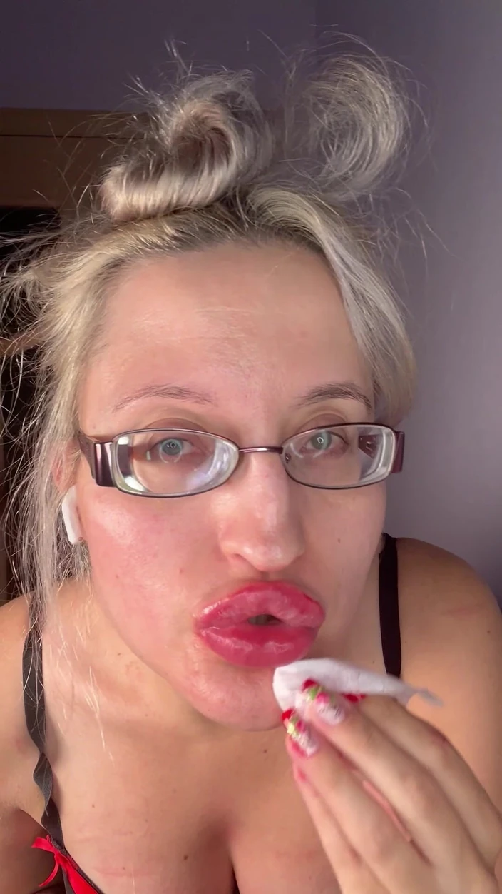 FinDom Goaldigger: Cuckold private cam aanbidding - godin in dikke bril, natte lippen...