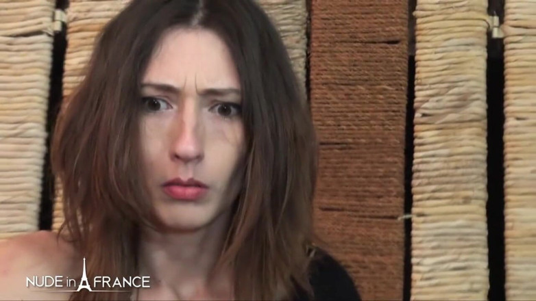 Nude in France: Sexy pequeña zorra morena de 30 años obtiene su culo golpeado...