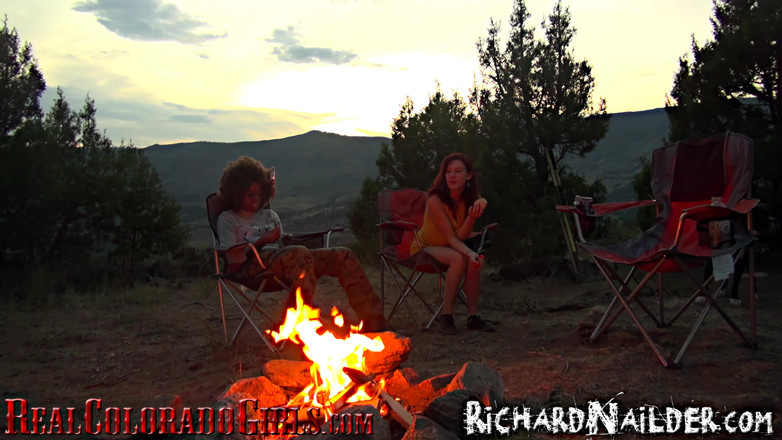 Richard Nailder Hardcore: Симпатичная рыжая делает первый из задницы в рот и лесбийский опыт в кемпинговых пробах, видео