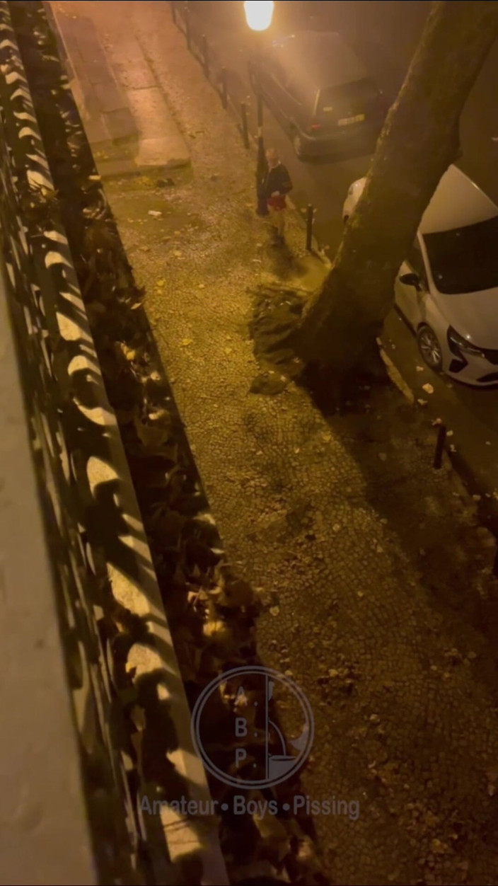 AmateurBoysPissing: Amatérský chlapec přistižen při močení na ulici