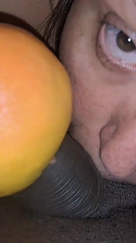 Melancap besar dengan buah daging grapefruit menghisap telurnya