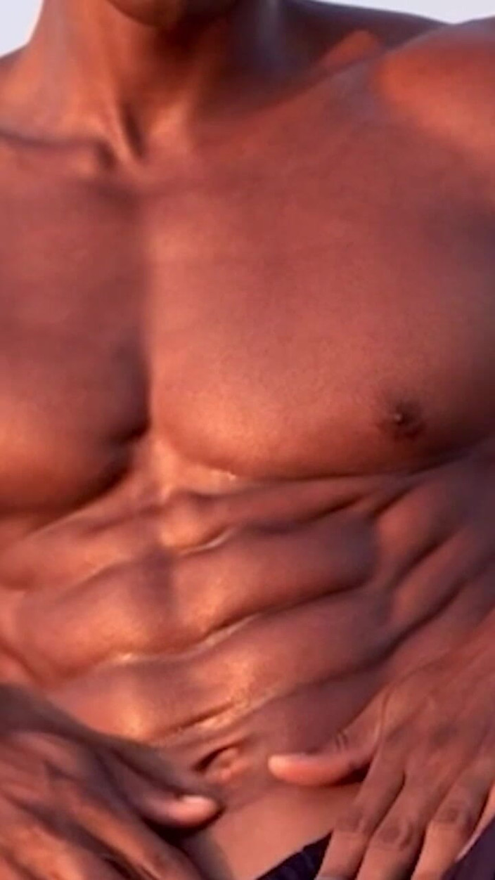 Vida Noite: 在树林里抓到热辣的伐木工