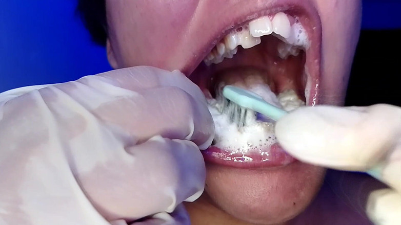 Elimoon: Mijn tanden poetsen en je mijn tanden laten zien (close-up)