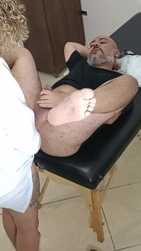 Proctologul face tot ce vrea cu curul pacientului ei