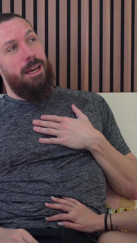 Moje přítelkyně mi před spaním vypráví své fantazie a je tak nadržená, že spolu šukáme, dokud jí nevyvrcholím na obličej