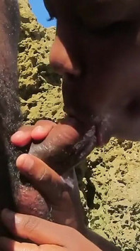 Gadis remaja kulit hitam lagi asik nyepong kontol di depan umum