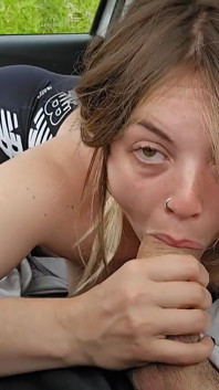 Succhio il grosso cazzo del mio fratellastro in macchina