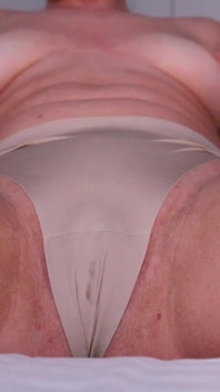 Nasses höschen mit nippelstimulation