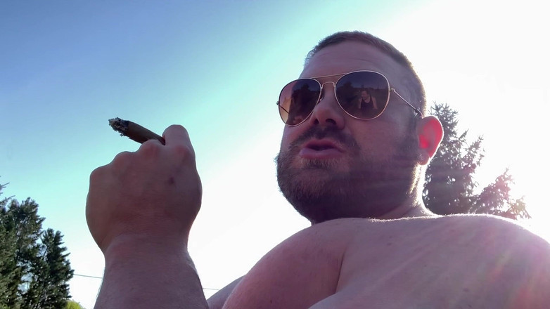 Jack stacked: 在炎热的夏天在户外抽我的雪茄