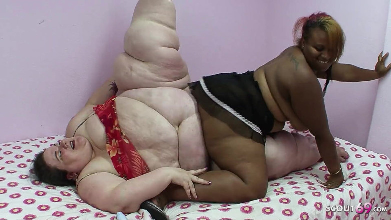 Full porn collection: Follada lésbica interracial con milfs extremadamente gordas y juguetes sexuales