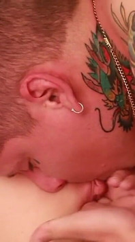 Grobes verdammtes zierliches latina-schätzchen & sie schluckt sperma