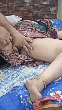 Sesso medico-infermiera: ditalino primo piano, squirting e scopata dura indiana
