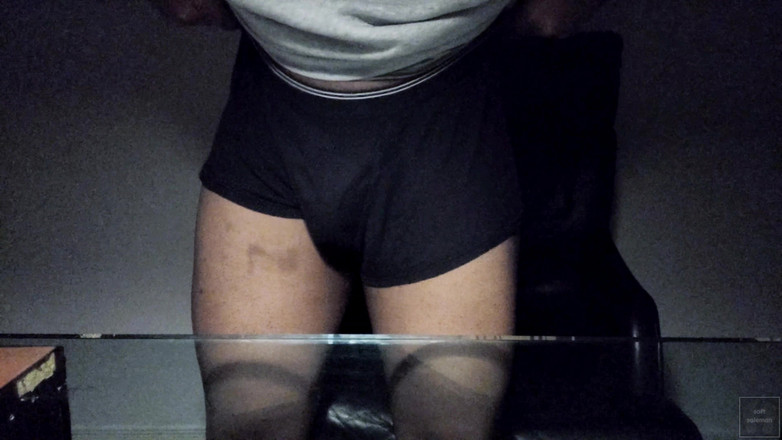 Soft Soleman: Ich berühre mich auf dem schreibtisch