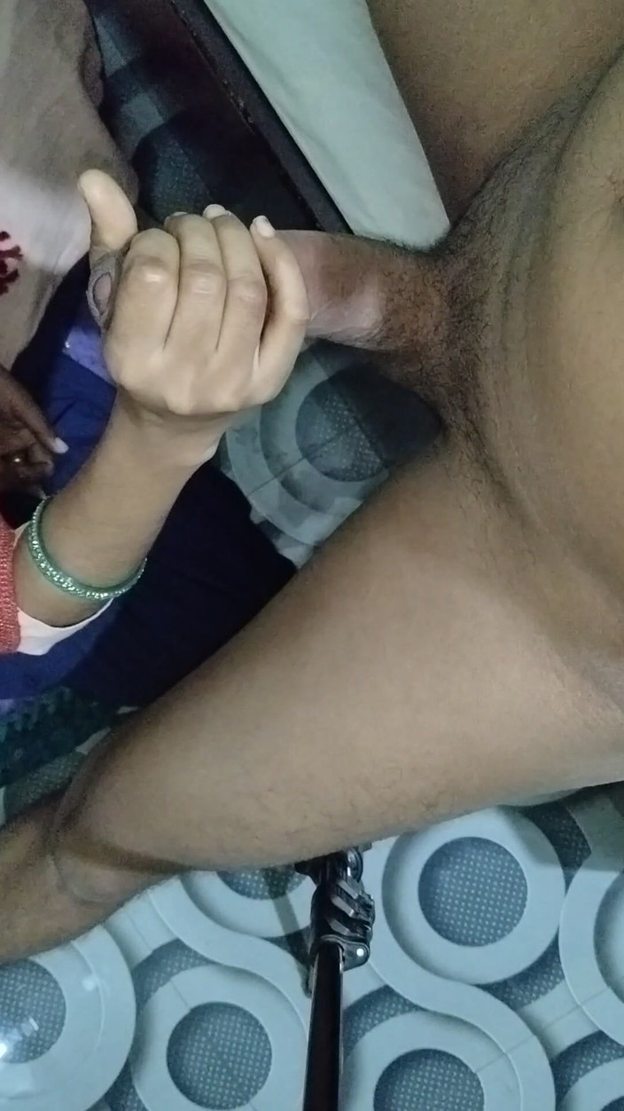 Sama007: Obrovský výstřik z manželky ruky, část 1