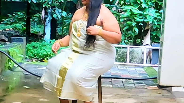 Anne Ipe: Enthüllung in sexy körper im freien, Mallu MILF in traditionellem...