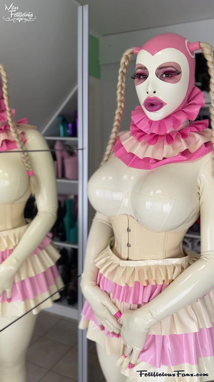 Miss_Fetilicious: Lateks barbie bebek kıyafeti içinde bayan fetilicious