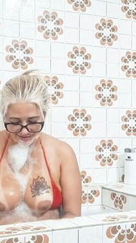 Cewek sange ini lagi asik ngentot memeknya pakai dildo sampai kencing