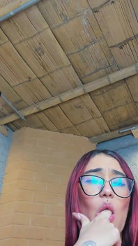 Chia S Barevnými Vlasy Tačí Sexy Před Masturbací Na Kameru