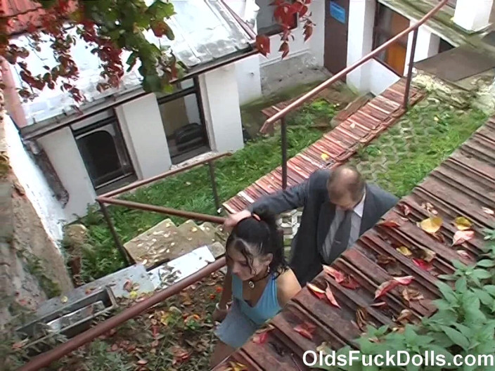 Olds Fuck Dolls: Старые трах-куклы - старый служащий банка Тим Wetman трахает молодую неплательницу Jenna