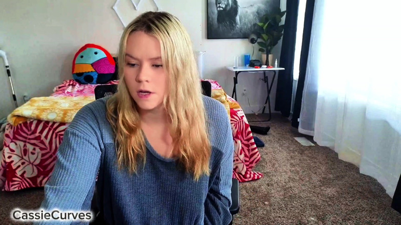 Cassie Curves: Tlustá nadržená bimbo pilulka