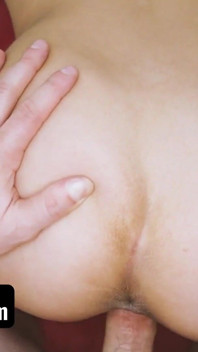 Sis Loves me - ein heißes schätzchen hat sich angemacht, nachdem sie porno-videos auf dem computer ihrer stiefbrüder gesehen hat