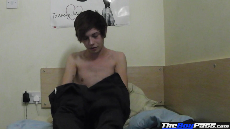 The Boy Pass: Anglický chlapec Masturbuje svého ptáka na kameru