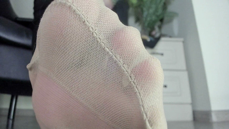 Feet lady: Yum Nude Nylon