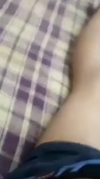 Un ragazzo carino piccolo magro mostra il suo buco del culo davanti alla telecamera