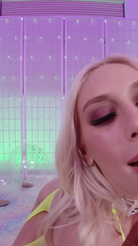 Горячая девушка Барби Kay Lovely мастурбирует и сосет хуй