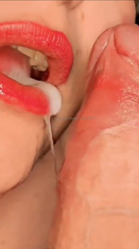 Mulut penuh dengan Sperma Panas