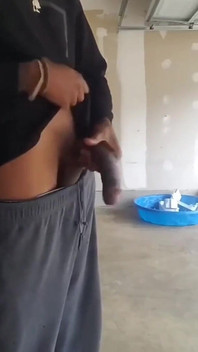 Дрочить на роботі під час обідньої перерви