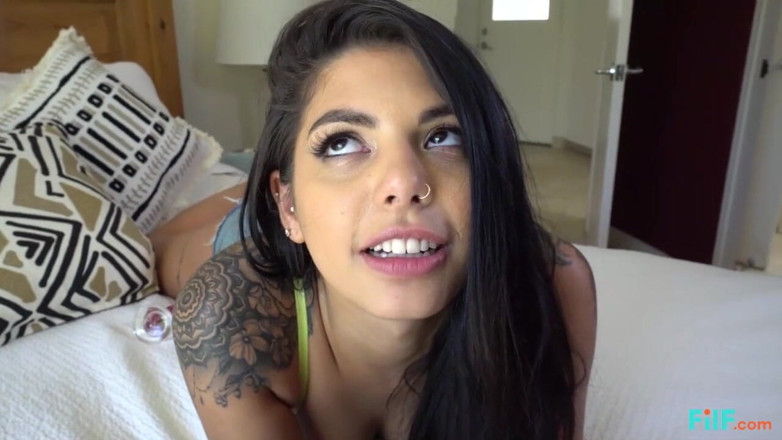 FILF - Father I'd Like To Fuck: Gina valentina mempraktekkan mengisap kontol pada saudara tirinya