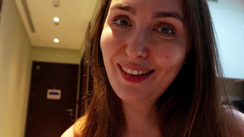 Alina Rai: POV : 테이블 아래에서 내 자지를 쳐다 보고 비밀 주방 오럴을 해주는 새엄마