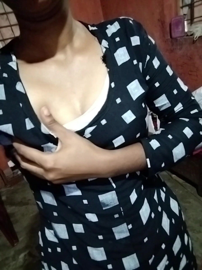 thick_mallu: 사리를 입은 두꺼운 Mallu 소녀 - 인도 바비 전리품 쉐이크