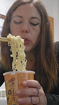 Comendo Ramen