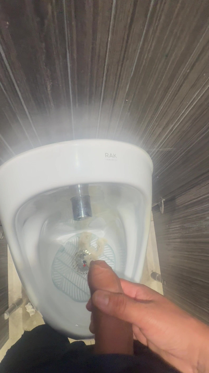 Hot dick in your ass: Bagno pubblico, ho cercato di sedurre i ragazzi con il...