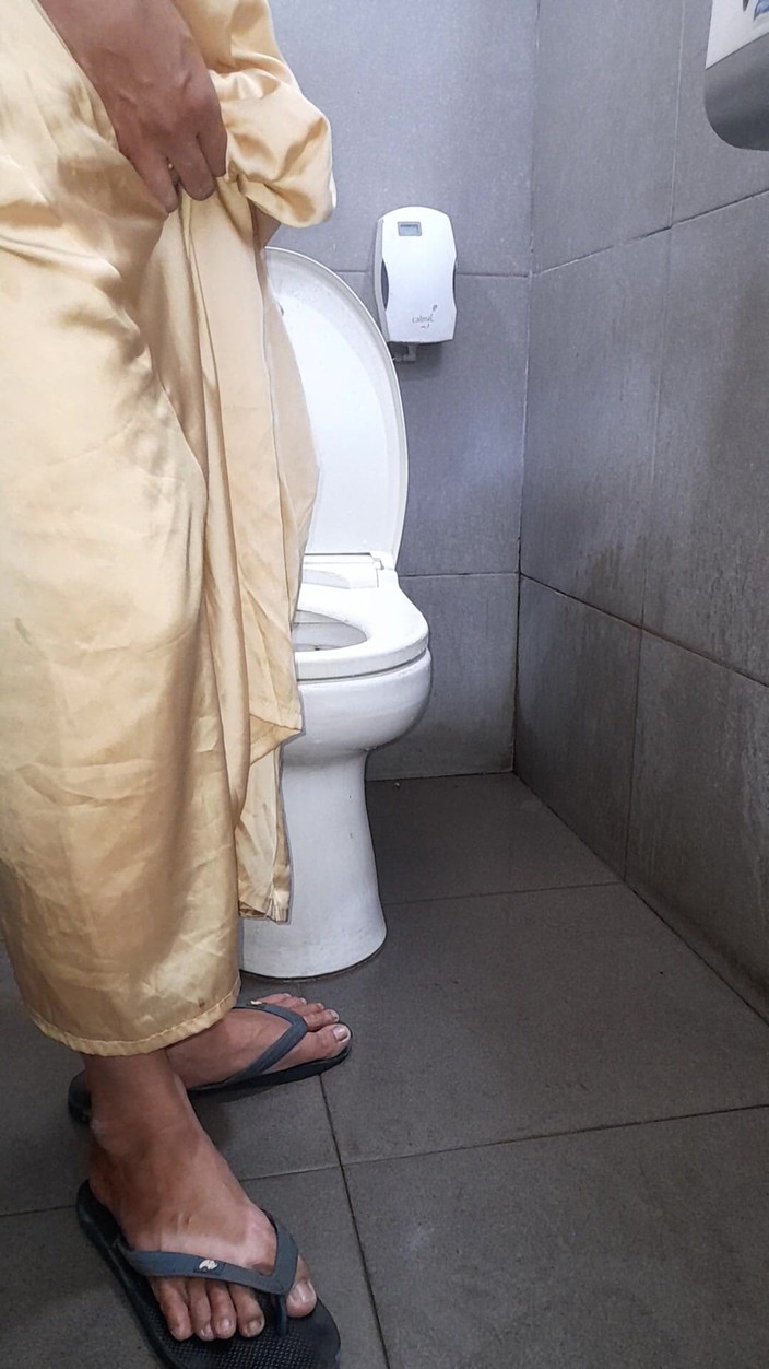 Naomisinka: Długa złota satynowa sukienka masturbacja spust