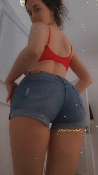 타이트한 리틀 진 쇼츠의 쉬어 레드 브라