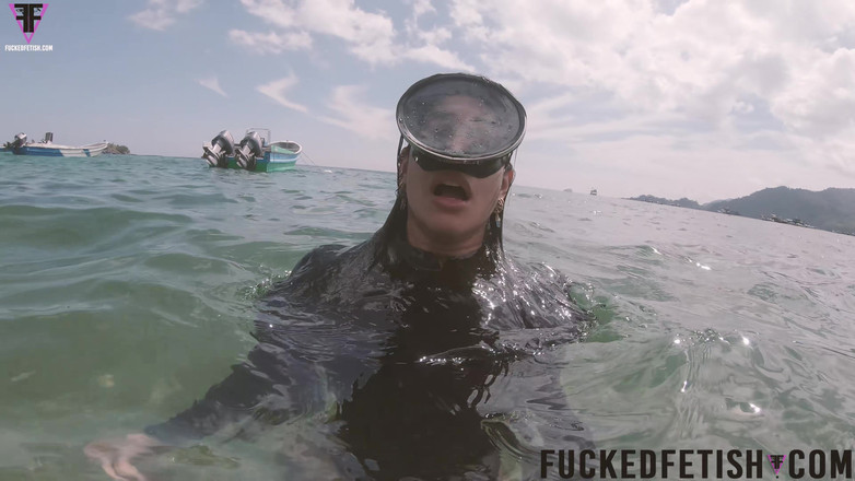 Fucked fetish: La mer des Caraïbes reçoit un masque de plongée de...