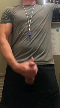 Jockdad87 Își descarcă sperma în dulapul cu echipamente Agaion