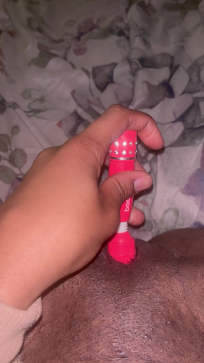 TemptressT: Regardez-moi jouer avec ma grosse chatte noire