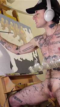 Napalona Ftm Artist XXX pomija prace nad obrazem podczas uzyskiwania jego różowego chłopca cipki wali przez pieprzoną maszynę