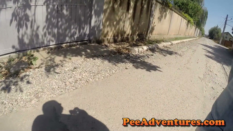 Pee Adventures: Писяє біля чиїхсь дверей, потім стукає і біжить
