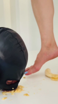 Banana Crush y adoración absoluta de mis pies, la mezcla de pies sudorosos y el sabor de la fruta